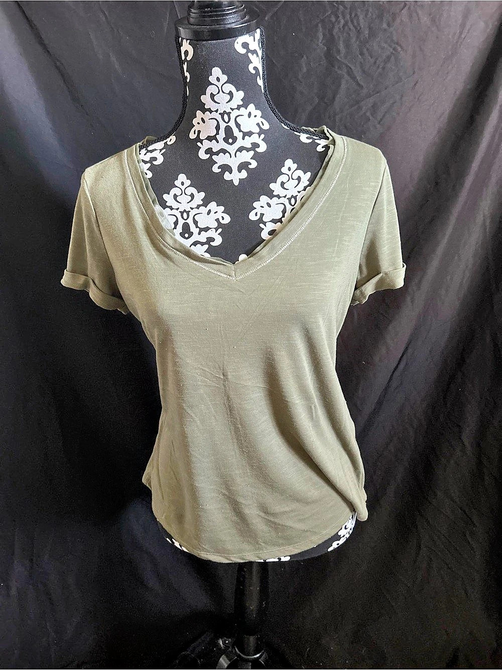 White House Black Market V-Neck Short Sleeve Top in Green Size Small